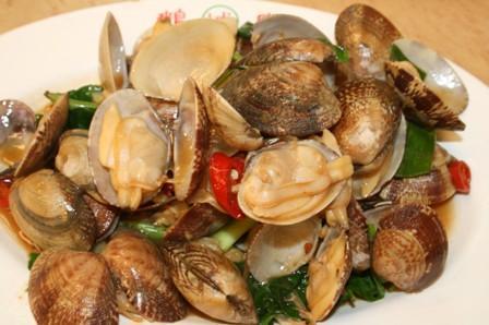 遼寧街は海鮮店がメインで、その中でも名実ともに人気が高いのが「鵝肉城」。名前どおりガチョウ肉と、海鮮料理が自慢のお店です。
