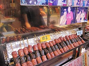屋台風の食べ物屋さんもたくさんありますが、「イカスミ」やら「黒豚」いろんな風味の腸詰がそろった「無敵香腸」は通りの曲がり角という目立つ場所にあり、繁盛しています。
