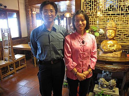 茶芸館「阿妹」の許先生とスタッフ。日本語での対応もきちんとしたお店で、誰もが笑顔で迎えてくれます。