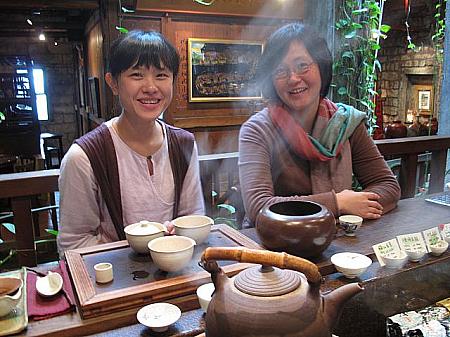 いつもお客さんで賑わう九份茶房のおかみさんの吉村さんと、日本語がよくできるスタッフの靖茹さんと、囲炉裏の前でおしゃべり。吉村さんは普段はあまりいないのですが…。