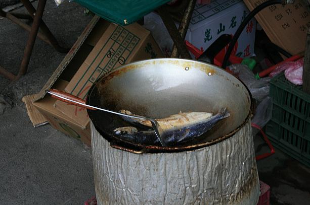 いい香り～とつられて到着したのは魚を焼いている鍋。でも、ここは…