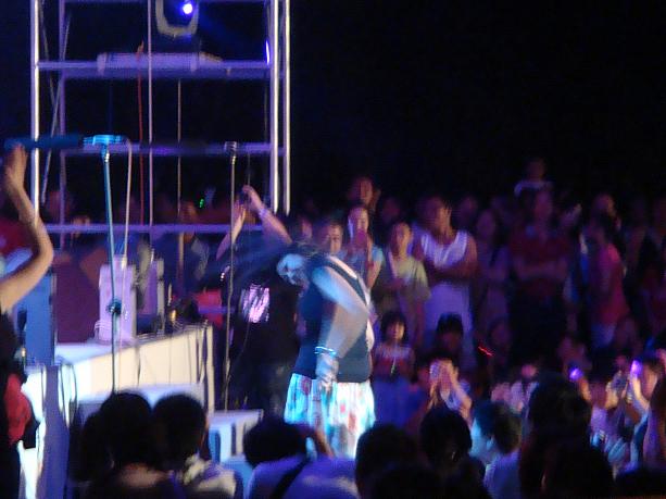 頭をグルングルン回してＨＩＧＨに踊り狂う女性もステージ前に登場。