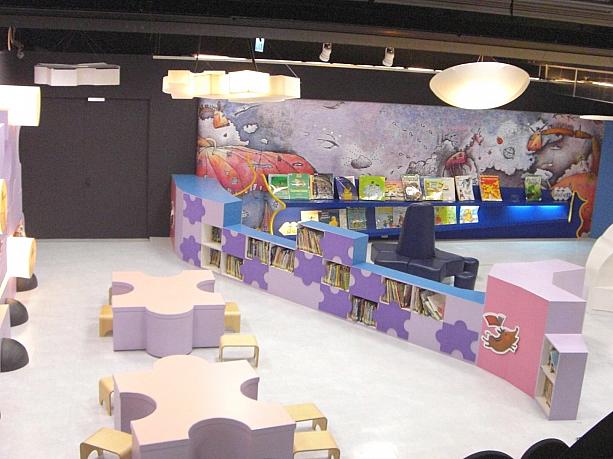地下には子供のための広い絵本センター