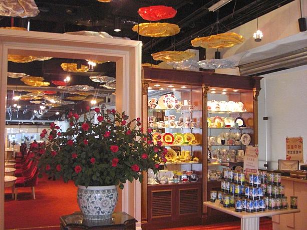 二階には台湾から世界へ50店舗も進出している紅茶専門店「Rose House」