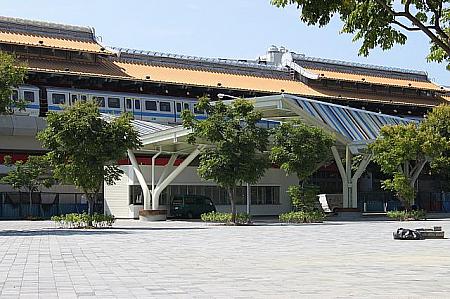MRT淡水線「圓山」駅、下に見える建物がチケット売り場になります