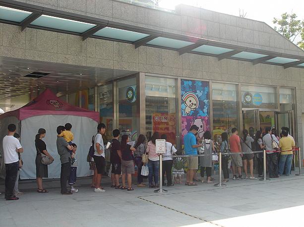 先ごろオープンした阪急デパート。ユニクロ台湾初出店で連日大行列なのですが、こちらもスゴイ！何、ナニィ～？
