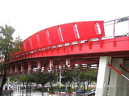 大きな赤い橋は2区を結んでくれているのでとても便利。是非利用してみて下さい。