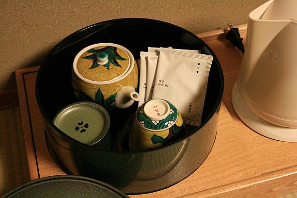 お茶は緑茶で、茶器はもちろん九谷焼でございます