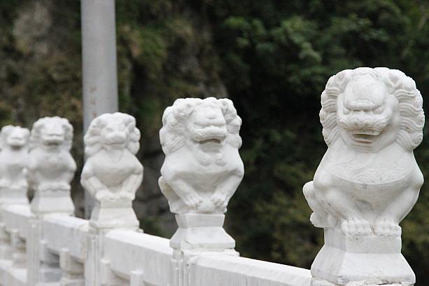 砂卡礑歩道付近の橋の上には100匹の獅子が飾られています。ひとつずつ表情が違うんですよ