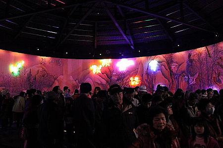 故宮博物院提供の「清王翬臨王維山陰霽雪図」が壁に！