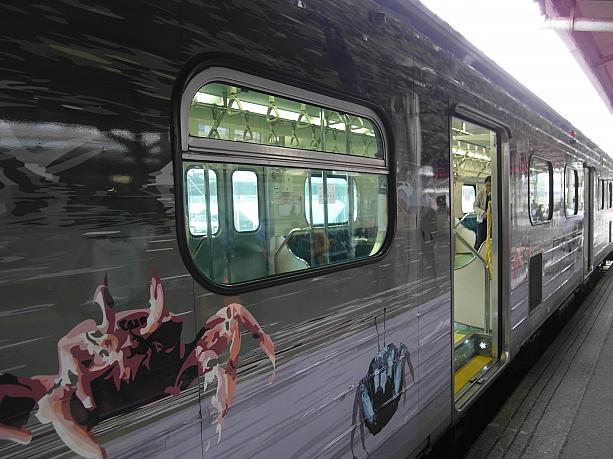 電車には台南の観光地をモチーフにした絵が書かれています