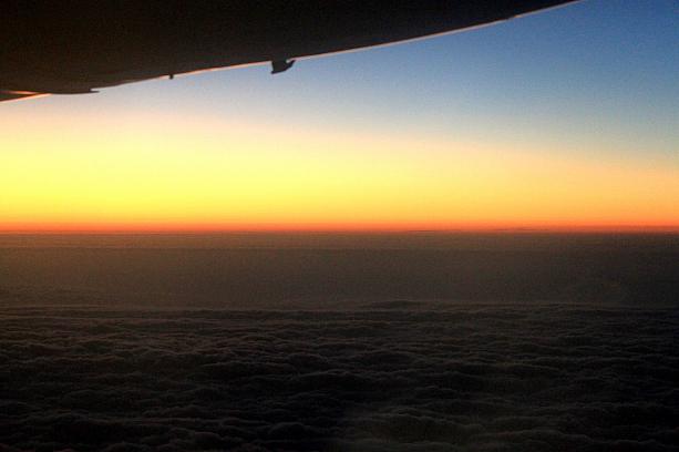 行きの機内からはキレイな夕焼けが雲海を照らします