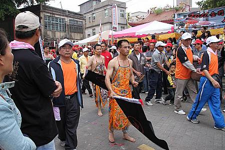乩童（台湾語でキートン）といって、トランス状態に陥って踊る人たちもいます