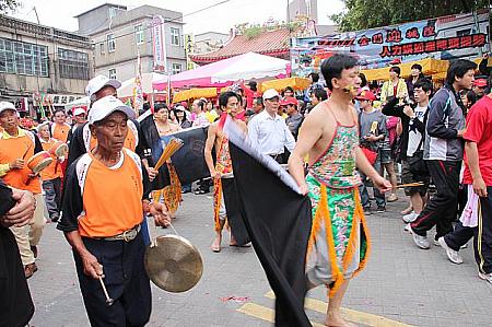 乩童（台湾語でキートン）といって、トランス状態に陥って踊る人たちもいます