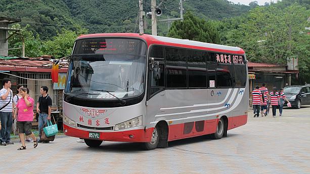 小烏來は桃園県にあり、桃園客運の桃園端と中壢端から30分に1本シャトルバスが出ています（有料）