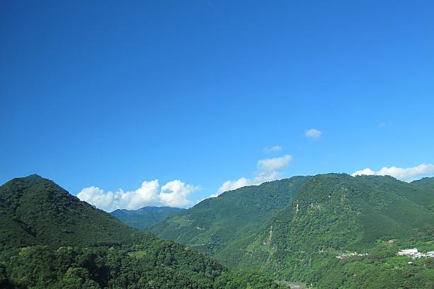 風景区という名に違わず、青い空・緑の山・そして滝！！台北からのミニトリップにぴったりです～～
