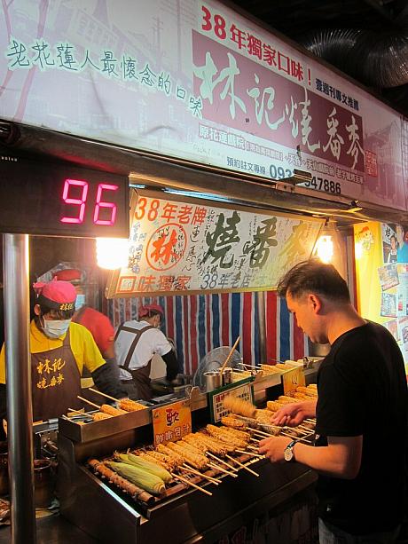すんごい有名で人気な焼きトウモロコシの屋台を求め南濱夜市にやってきました。なんと焼きトウモロコシ屋さんで番号札が配られるんです！！