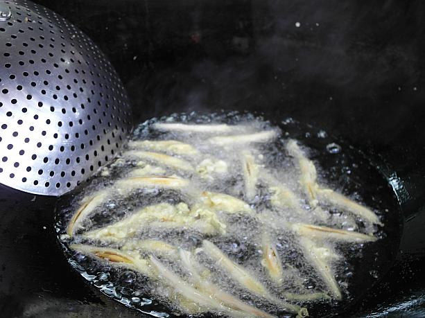 天ぷら粉を付けて揚げて塩コショウを振るだけのシンプルなお料理！