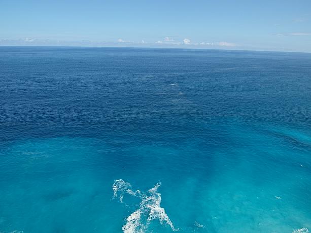 一面透き通る藍色が見渡せるのは清水斷崖！