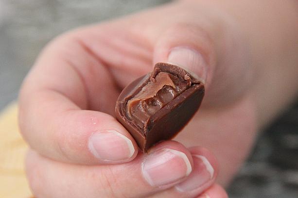 埔里の名産パッションフルーツ味のチョコレートは酸味が効いていてさわやか～！うまい！！