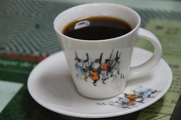 コーヒーまで淹れてくださり、迎えてくれた黃義永さん。コーヒーカップももちろん黃義永さんの絵です。