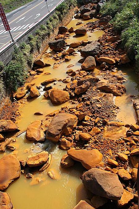大量の黄鉄鉱が含まれているため水も黄土色になっています
