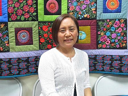 華淑さんはパイワン族。養護教員の資格を持ち、現在は台中市内各地の学校を回り、母語教師としても教えています。