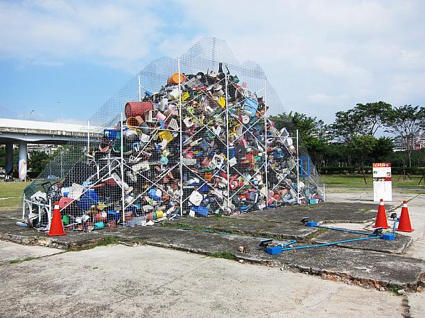 なんと！台北市民が1秒で出すごみの量がこのゴミの山！！！こうしてみるとエコへの意識が強く持てますよねっ！