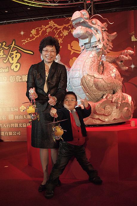 観光局長とちびっこが手にしているこの「2012台湾ランタンフェスティバル」特製龍の手持ち提灯♪かわいいですねぇ