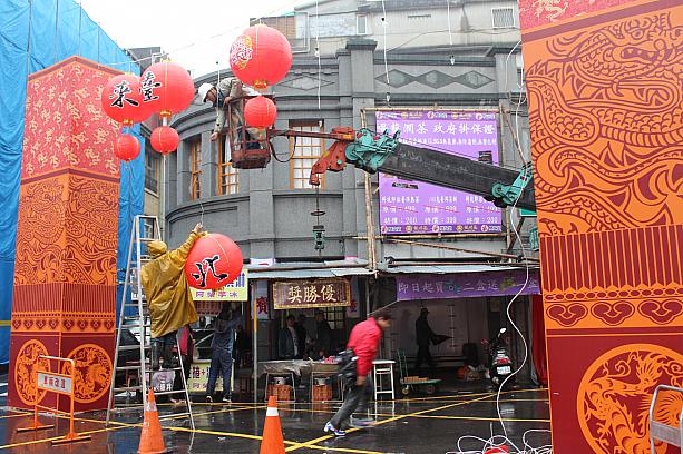 今日から「2012台北迪化街年貨大街」が始まる！と聞いて意気揚々迪化街に来たナビですが・・・。門の飾り付けを今日開始したようでした・・・。