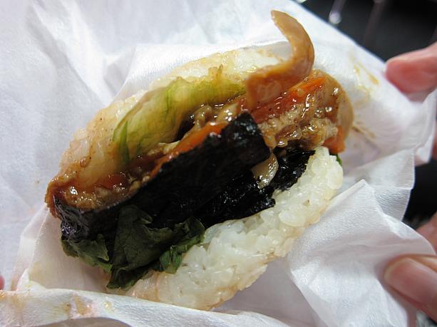 これは台湾オリジナルのライスバーガー！「杏鮑菇珍珠堡」というのですが、ベジタリアンの方でも食べられるんですよ～！