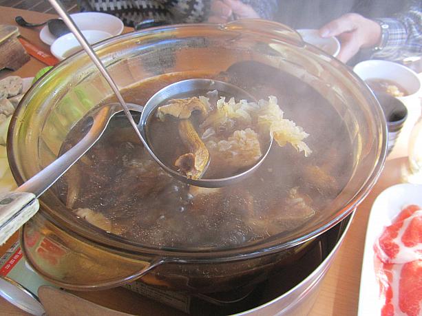 おっとっと、湯気でみえにくいですが、スープベースには豚のリブ肉、白きくらげ、アガリクスなどがしっかりと煮込んでありました。これだけでも深～い味わいです。