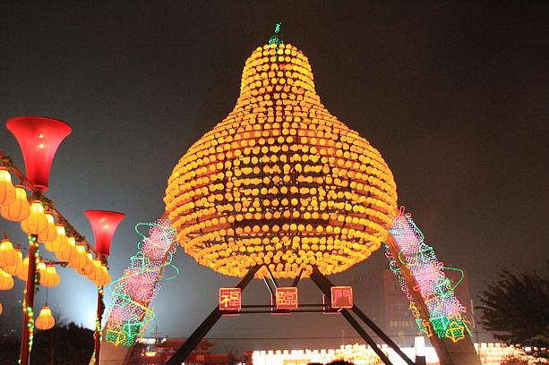 福臨門と名付けられたランタン！ひょうたんのランタンでビッグなひょうたんを作り上げています。ひょうたんの中国語は「葫蘆」。福と発音が似ていることから多くの福が訪れるように願いを込めています。