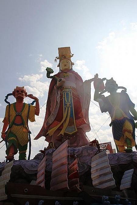 「天上聖母」天后宮前に飾られていました。ナビは昼に行ったのでライトが灯っている様子が見られなかったのですが、それでも存在感抜群です！台湾における媽祖信仰の深さが感じられる作品でした。