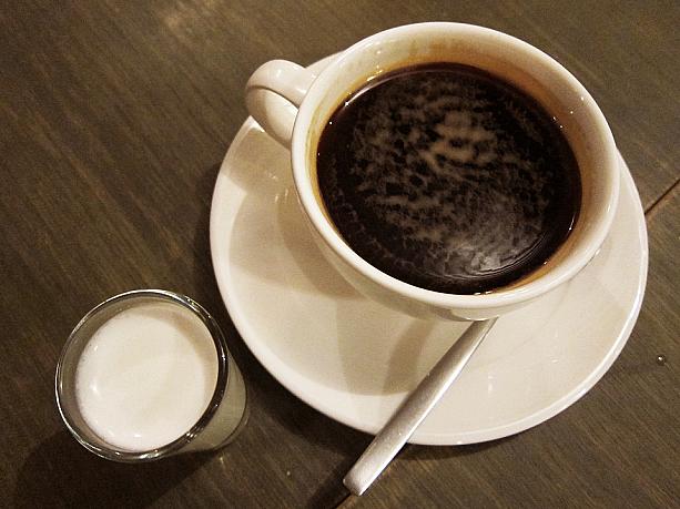 台湾でコーヒーを注文するとフレッシュが出てくるのでセうが、こちらは温められたミルク！嬉しい♪