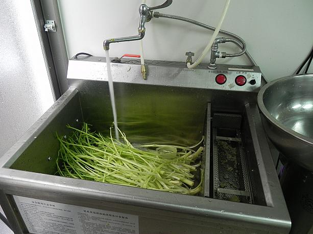 野菜の洗浄もオートメーション化。農薬と埃を隅々まで洗い流し、遠心機で水分を完璧に飛ばすという徹底ぶり。