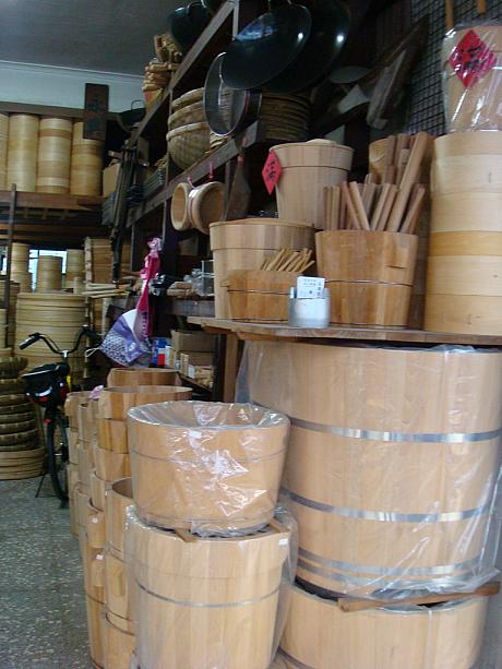 歴史を感じさせる竹細工店もたずねました～。迪化街を歩くアーロンはとても様になっていて街ゆく人々から注目されていました～