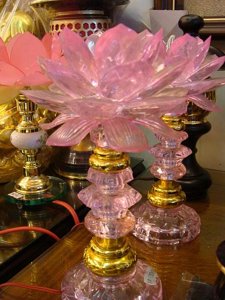 蓮の花ランプは仏壇関連グッズ店で販売していますよ～！