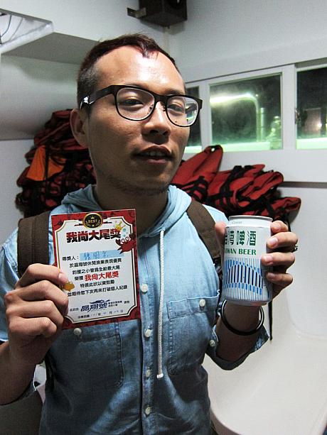 イカを釣れた人には台湾ビール1缶とミニ賞状がプレゼントされます。いいなぁ～