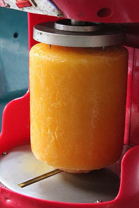 マンゴー雪花氷と言って売っているお店でもマンゴーにミルクを足しているところが多いのですが、ここはマンゴー汁100％だといいます！