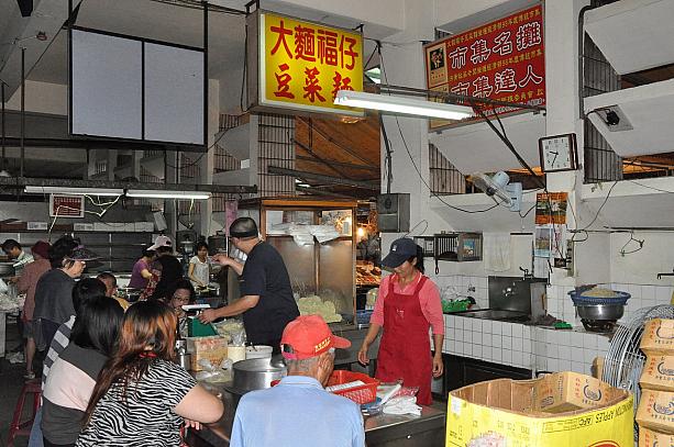 六甲菜市場の北側出入り口から入った角っこにある「大麵福仔豆菜麵」は朝早くからお客さんがひっきりなしに訪れる名店
