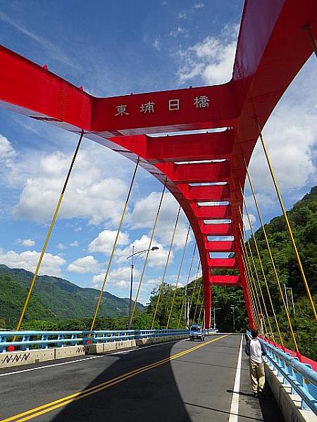 青空に映える真っ赤な橋