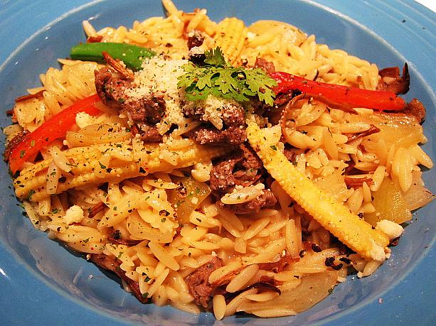 「希臘媽媽的牛肉野菇燉米麵飯」には米のように見える麺が使われています。ヘチマを食べているみたいにつるりとしていて食べやすい！