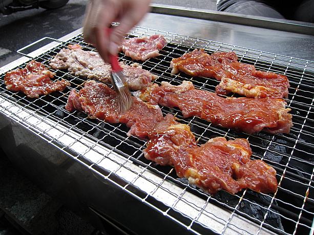 見て見て～！お肉には予め下味をつけておきますが、焼く時に先ほどのバーベキューソースを付けます！