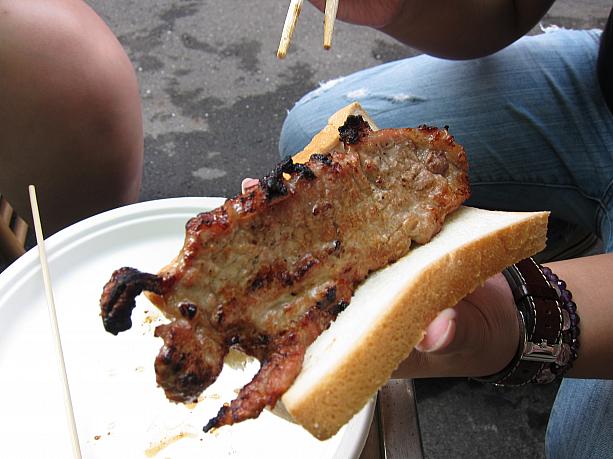 そして台湾のバーベキューで大人気なのが薄切りトースト！みんなお肉を巻いてペロリ！