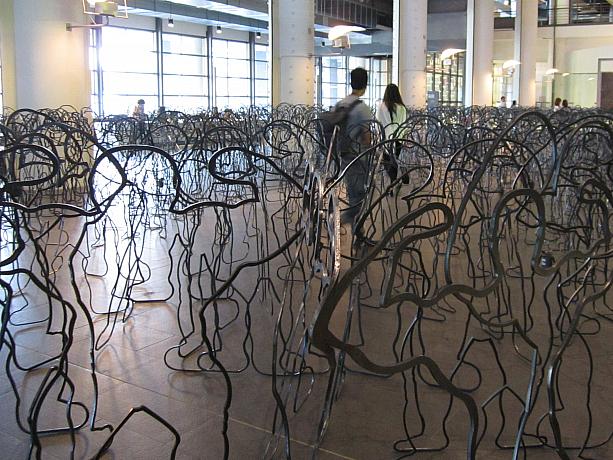 台湾美術ビエンナーレ開幕中。美術館に入ったとたん、すでに作品が始まっています。これは劉柏村さんの作品「鋼鉄の化身」。