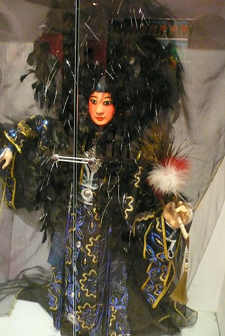 布袋戯のスペースには劇で使われるさまざまな人形が展示されていました。こちら年末の紅白歌合戦にでも出場しそうな衣装をまとったお人形さん