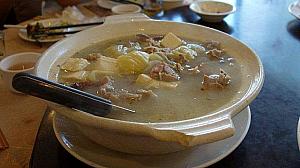 ダックの肉とモヤシの炒め物や骨からとったスープ