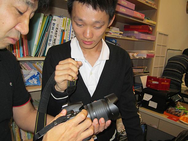 こちらでは、台湾の方の持っている日本のカメラについていろいろお話中。