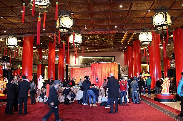 記者会見は圓山大飯店で行われました！中華建築と赤い舞台で縁起がいいなぁ～